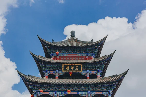 空と雲 中国の下でダリの旧市街の建物の伝統的な中華門塔のビュー — ストック写真