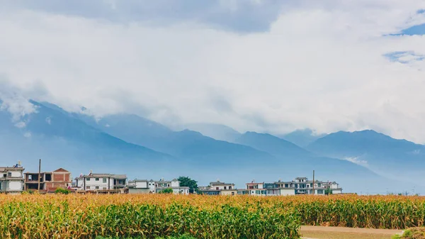 Vista Casas Campos Sob Cangshan Montanhas Cobertas Nuvens Dali Yunnan — Fotografia de Stock