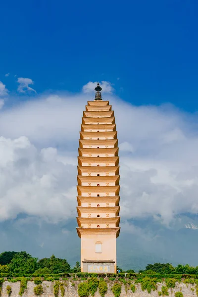 Cangshan Dali, Yunnan, Çin için bulutlar kaplı dağlar karşı Chongsheng Tapınağı üç pagodadan birini görünümünü