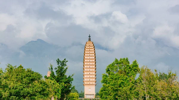 Syn Tre Pagoderna Chongsheng Tempel Mot Cangshan Berg Täckt Moln — Stockfoto