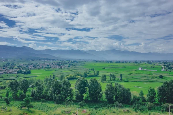 Mezők Hegyek Alatt Sky Clouds Dali Yunnan Kína — Stock Fotó