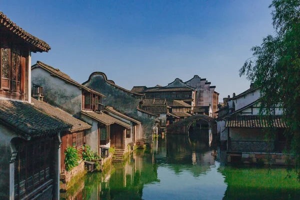 Weergave Van Traditionele Chinese Huizen Bridge Door Water Onder Blauwe — Stockfoto