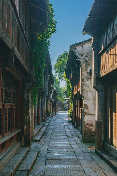 Eski şehir Wuzhen, Zhejiang, Çin'in geleneksel evler arasındaki boş sokak görünümü