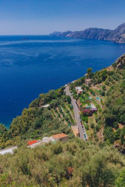 Dağlar ve Amalfi Coast Tanrıların, Positano, İtalya hiking trail yolundan sahil şeridi görünümü