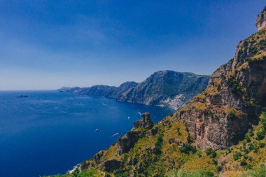 Dağlar ve Amalfi Coast Tanrıların, Positano, İtalya hiking trail yolundan sahil şeridi görünümü