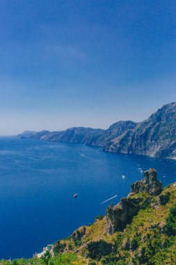 Dağlar ve Amalfi Coast Tanrıların, Positano, İtalya hiking trail yolundan sahil şeridi görünümü