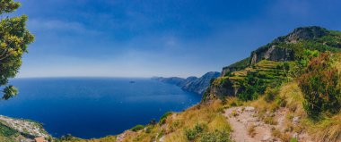 Dağlar ve Amalfi Coast Tanrıların, Positano, İtalya hiking trail yolundan sahil şeridi görünümü