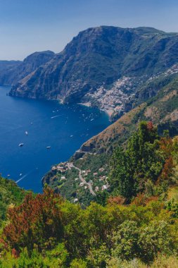 Dağlar ve Amalfi Coast Tanrıların, Positano, İtalya hiking trail yolundan sahil şeridi görünümü