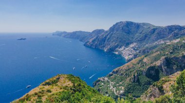 Dağlar ve Amalfi Coast Tanrıların, Positano, İtalya hiking trail yolundan sahil şeridi görünümü