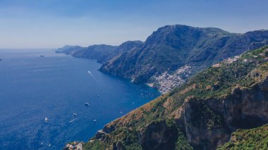 Dağlar ve Amalfi Coast Tanrıların, Positano, İtalya hiking trail yolundan sahil şeridi görünümü