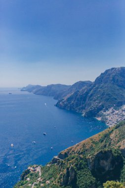 Dağlar ve Amalfi Coast Tanrıların, Positano, İtalya hiking trail yolundan sahil şeridi görünümü
