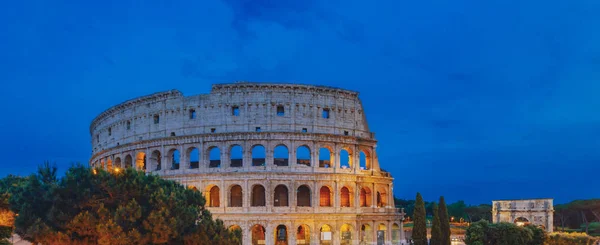 イタリアのローマで夕暮れ時に青い空の下のコロシアムとコンスタンティヌスのパノラマ ビュー — ストック写真