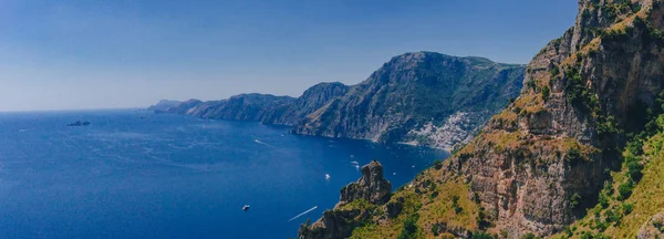 Dağlar ve Amalfi Coast Tanrıların, Positano, İtalya hiking trail yolundan sahil şeridi görünümü