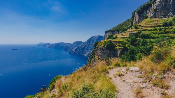 Dağlar ve Amalfi Coast Tanrıların, Positano, İtalya hiking trail yolundan sahil şeridi görünümü