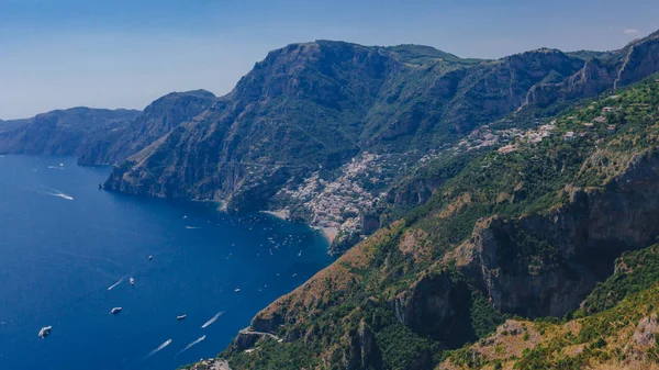 Dağlar ve Amalfi Coast Tanrıların, Positano, İtalya hiking trail yolundan sahil şeridi görünümü