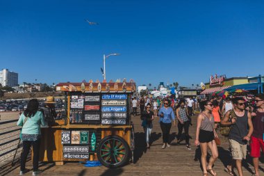 Santa Monica Iskelesi 'nde yürüyen insanlar