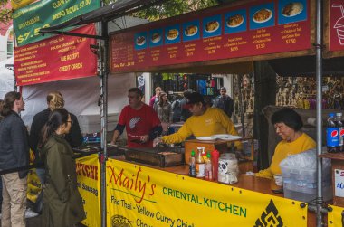 Gıda satıcıları Portland Cumartesi pazarında yemek pişirme