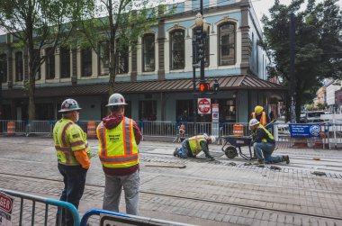 İnşaat işçileri Portland şehir merkezinde yol tamir çalışmaları gerçekleştirme