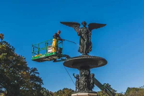 Října 2018 New York Usa Pracovník Čištění Sochy Fontány Bethesda — Stock fotografie