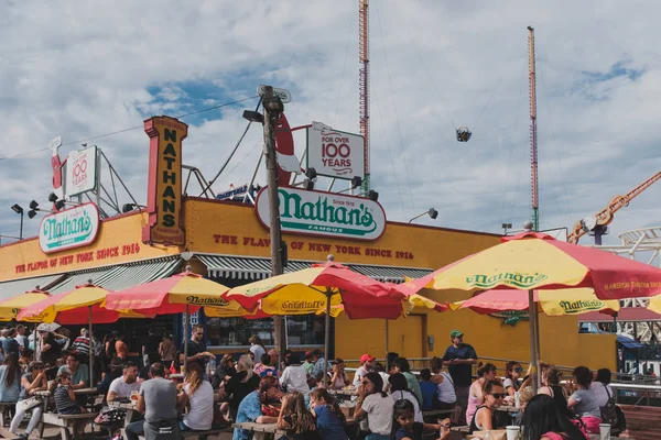 Tekintettel Nathan híres, egy aláírás étterem Coney Island, — Stock Fotó