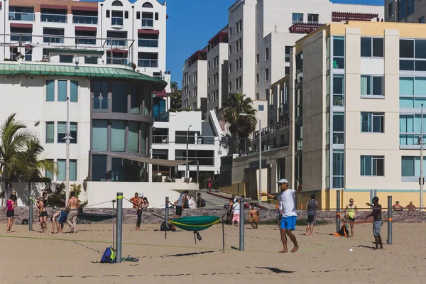 La gente del posto si allena sulla spiaggia vicino al molo di Santa Monica — Foto Stock