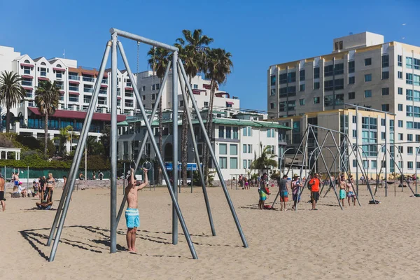 Lokale udøver på stranden nær Santa Monica Pier - Stock-foto