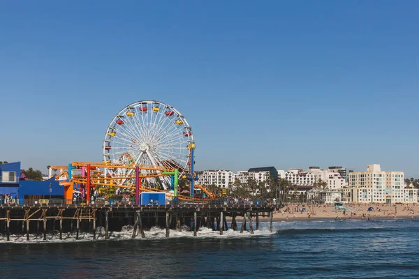 Santa Monica Iskelesi ve Pasifik Parkı 'nın manzarası — Stok fotoğraf