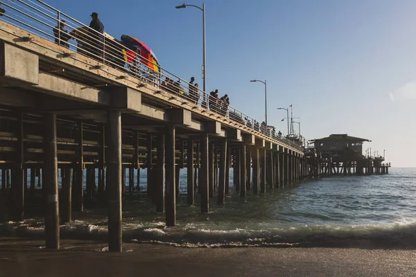 Vista del muelle de Santa Mónica sobre el agua —  Fotos de Stock