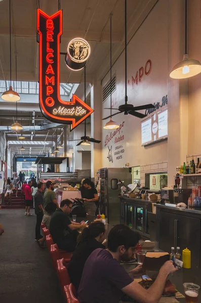 Lokal befolkningen äter och handlar på Grand Central Market i Downtown L — Stockfoto