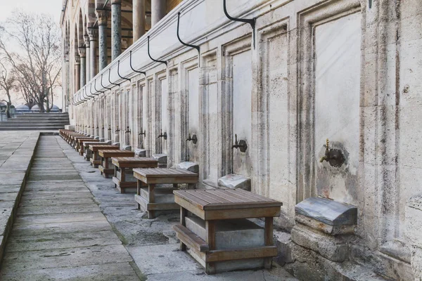 Estações de lavagem para Wudu fora da mesquita Suleymaniye em Istambul, Turquia — Fotografia de Stock