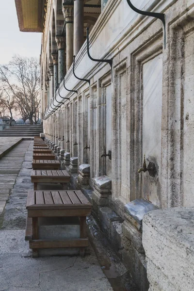 Estações de lavagem para Wudu fora da mesquita Suleymaniye em Istambul, Turquia — Fotografia de Stock