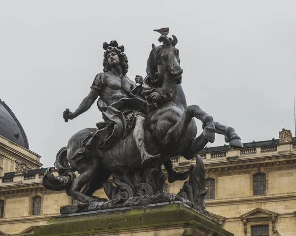 Pomnik jeździectwa króla Ludwika XIV na dziedzińcu Luwru, — Zdjęcie stockowe