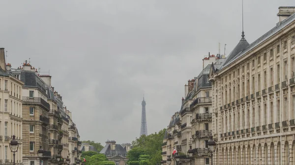 巴黎市中心巴黎建筑之间的埃菲尔铁塔之巅 — 图库照片