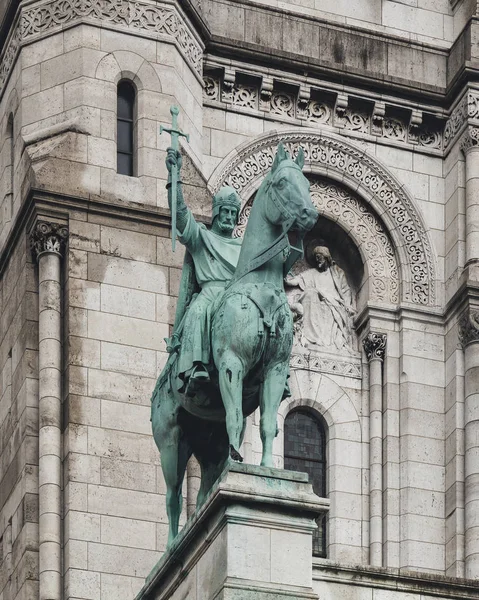 Staty framför Sacre-Coeur, Paris, Frankrike — Stockfoto