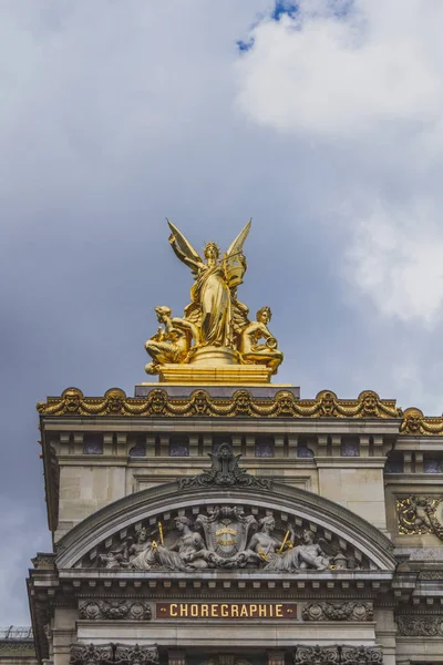 Statue dorée sur la façade frontale du Palais Garnier à Paris , — Photo