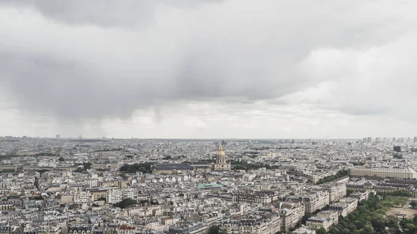 Uitzicht op de stad Parijs, Frankrijk vanaf de top van de Eiffel toren op een — Stockfoto