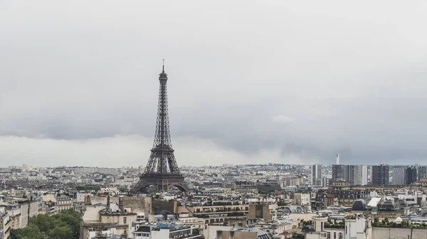 Eiffel Tower over buildings of Paris, France, — Stock Photo, Image