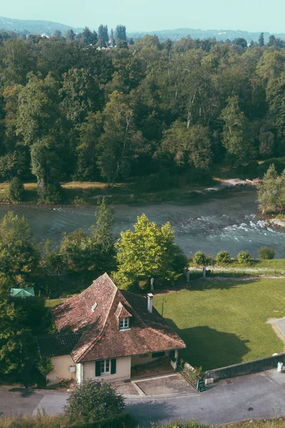 サン・ジャン・ピエ・ド・ポート近くの川沿いの建物、フランス — ストック写真