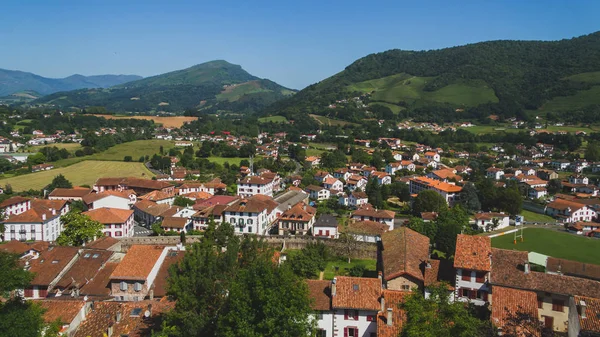 Town of Saint-Jean-Pied-de-Port under hills and blue sky in the — Stock Photo, Image