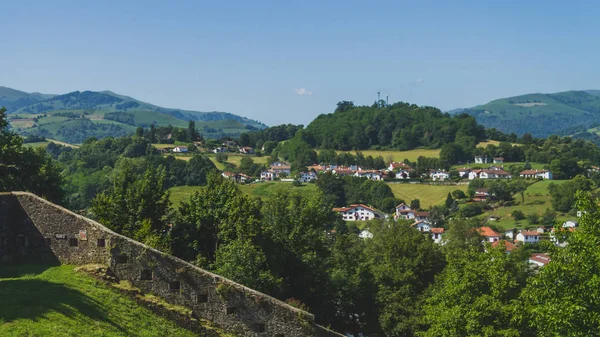 Város Saint-Jean-Pied-de-Port alatt dombok és kék ég a — Stock Fotó