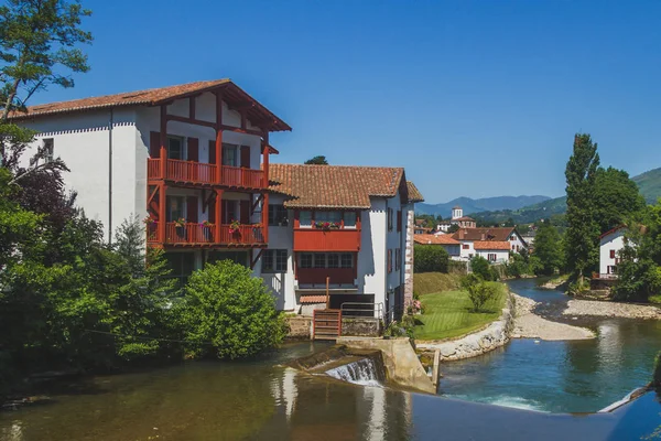 Házak mellett folyó Saint-Jean-Pied-de-Port a Basque Country — Stock Fotó