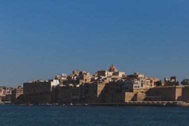 Senglea şehri, mavi gökyüzü altında Malta, St. Phillip Kilisesi ile