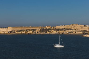 Valletta, Malta yakınlarında mavi suda seyahat eden Yelkenli tekne