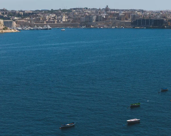 Stad van Birgu over water met boten, gezien vanuit Valletta, Malta — Stockfoto