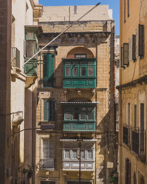 Buildings and Maltese balconies in downtown Valletta, Malta — Stock Photo, Image