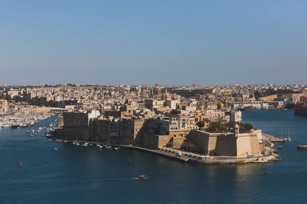 Město Senglea obklopené vodou z Valletty na Maltě — Stock fotografie