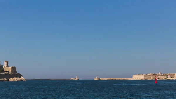 Маяки между Валлеттой и Калкарой на Мальте — стоковое фото