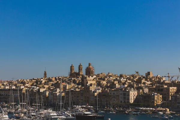 Staden Senglea, Malta under blå himmel, med Knisja Maria Bambina — Stockfoto