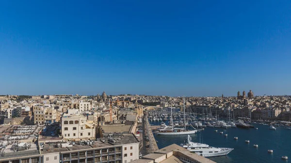 Λιμάνι και η πόλη Birgu κάτω από τον γαλάζιο ουρανό, στη Μάλτα — Φωτογραφία Αρχείου