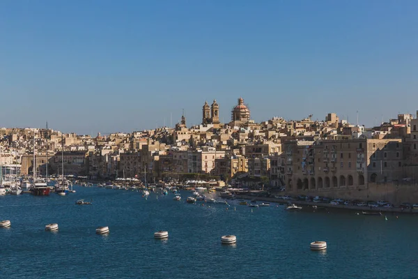 Město Senglea, Malta pod modrým nebem, s Knisjou Maria Bambina — Stock fotografie